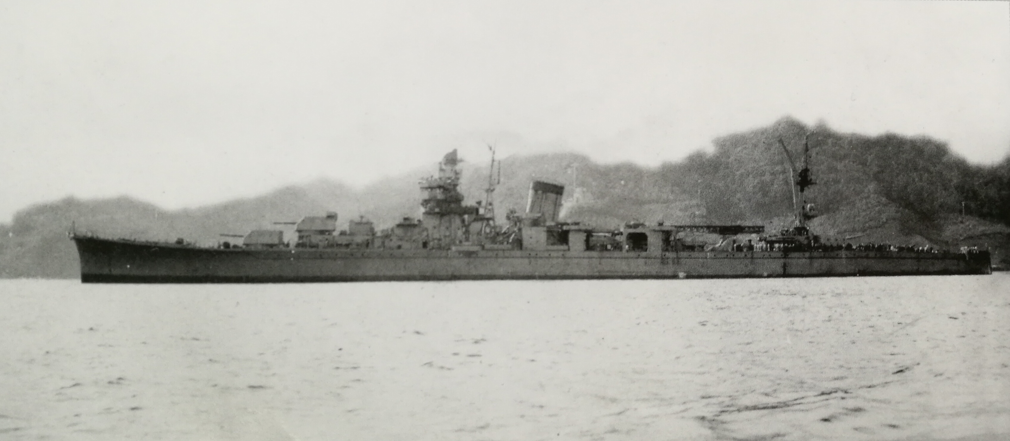 攝於1944年11月24日即將竣工前，停泊於佐世保軍港的酒匂