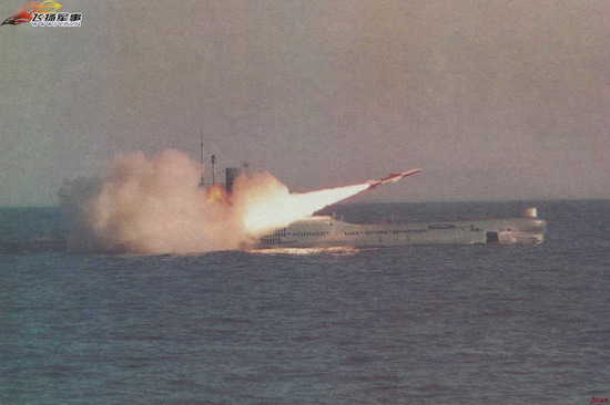 033G型潛艇發射鷹擊8反艦飛彈