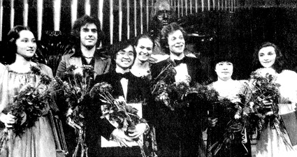 鄧泰山（左3）獲蕭邦鋼琴比賽大獎後留影