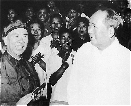 毛澤東接見曾思玉（左）（1967年）
