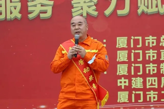 李春(國網廈門供電公司城供分公司搶修突擊隊隊長) 李春(國網廈門供電公司城供分公司搶修突擊隊隊長)