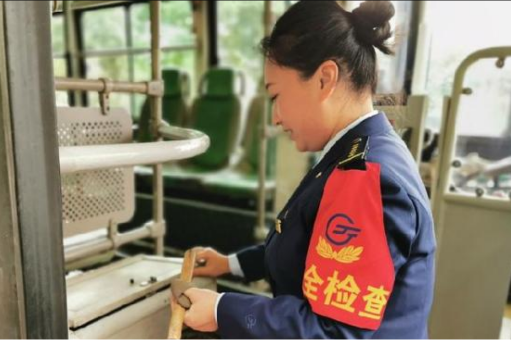劉春燕(重慶兩江公共運輸有限公司公交客車駕駛員) 劉春燕(重慶兩江公共運輸有限公司公交客車駕駛員)