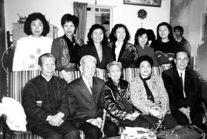 1990年代，王夢雲(前排左二)和家人合影