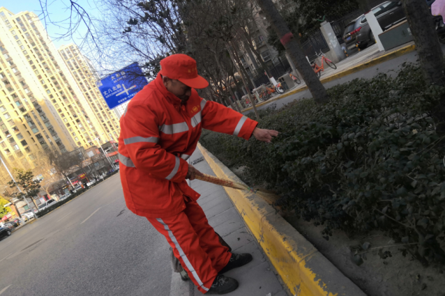 張勝利(雁塔區城市綜合管理團結南路路段保潔組組長) 張勝利(雁塔區城市綜合管理團結南路路段保潔組組長)