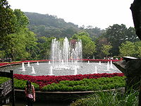 陽明公園花鐘旁的噴水池