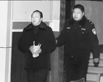 犯罪嫌疑人吳希寧被帶進法庭