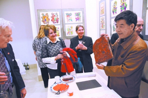 馬爾他中國文化周，任鶴林（右）現場展示年畫製作