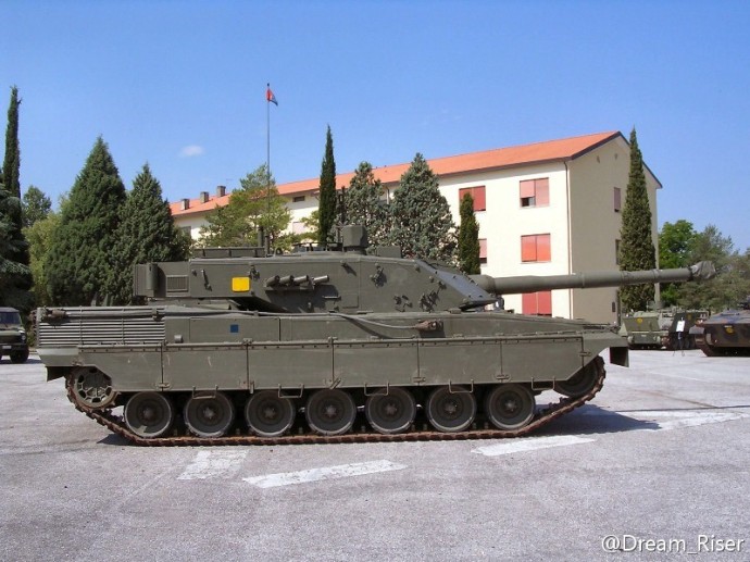 公羊主戰坦克側面可見煙幕發射器