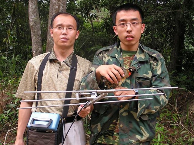 梁偉博士（左）在野外做鳥類研究