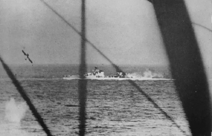遭到英軍空襲的波拉號巡洋艦