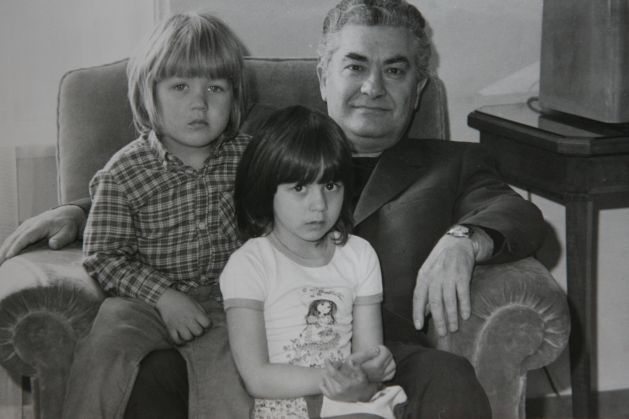 保羅·尼古列斯庫-米齊爾和孫子孫女