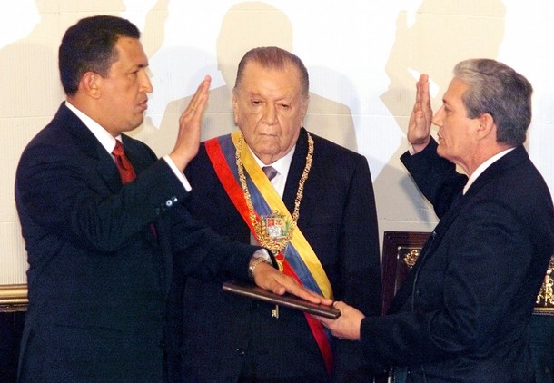 1999年，卡爾德拉出席查維茲的宣誓就職儀式