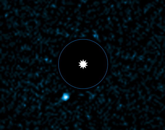 HD95086 b的影像，旁邊是它圍繞運行的恆星