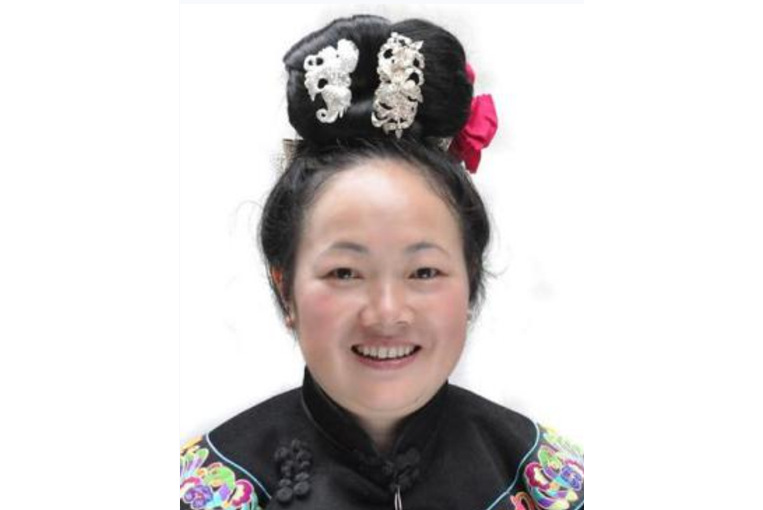 高成春(貴州省雷山縣永樂鎮野牛村村民、貴州金縷緣繡藝有限公司法人) 高成春(貴州省雷山縣永樂鎮野牛村村民、貴州金縷緣繡藝有限公司法人)