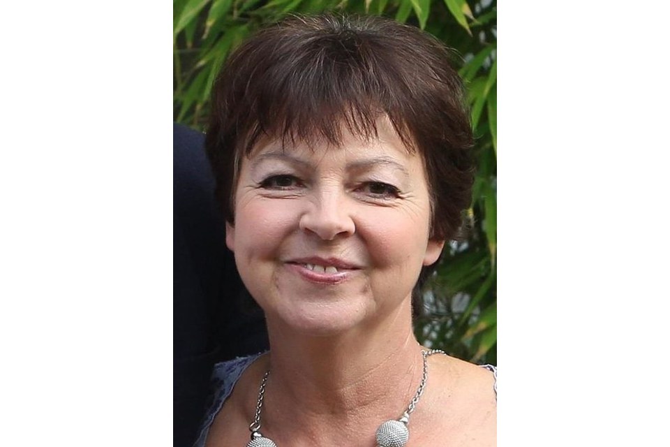 泰莎·皮科-瓊斯(Tessa Peake-Jones) 泰莎·皮科-瓊斯(Tessa Peake-Jones)