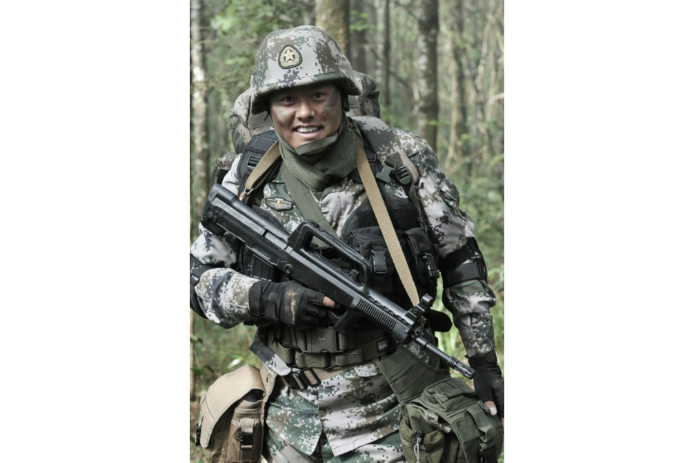 秦雄(當代軍旅劇《戰雷》中的掃雷隊士官角色) 秦雄(當代軍旅劇《戰雷》中的掃雷隊士官角色)