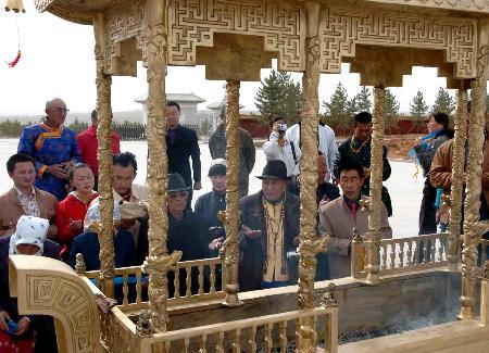祭拜者在成吉思汗陵祭拜