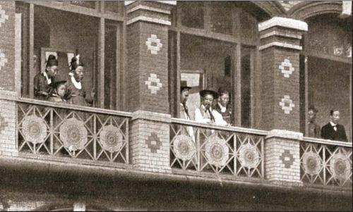 俄國公使館閣樓上的高宗、太子和大臣