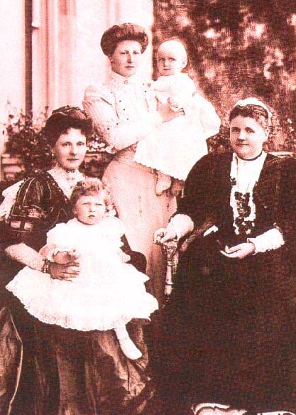 奧爾巴尼公爵夫人和她的家人及子女，1885年