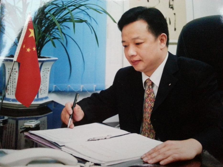 魏雲飛(瀘州鑫霸實業股份有限公司黨委書記,董事長) 魏雲飛(瀘州鑫霸實業股份有限公司黨委書記,董事長)