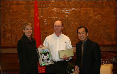 澳大利亞畫家向中國駐澳大利亞使館贈送畫作