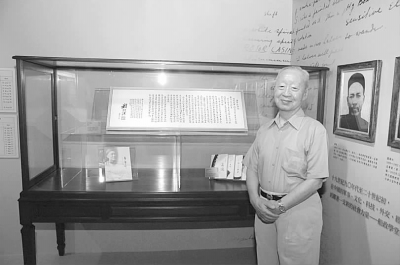 劉和謙站在自己14歲作文“海軍救國論”前