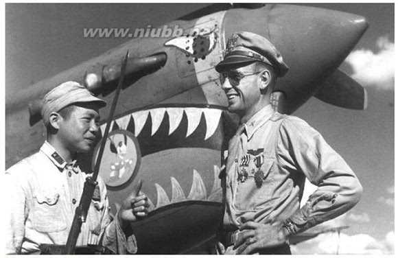 守護芷江機場的獨立旅士兵與美飛虎隊員在交談