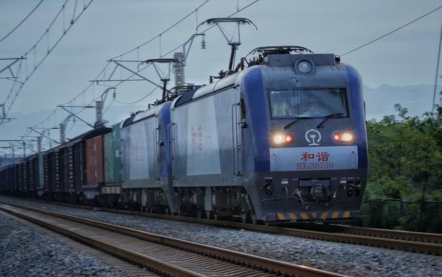 隴海鐵路貨運線重聯HXD3型電力機車牽引混編貨列