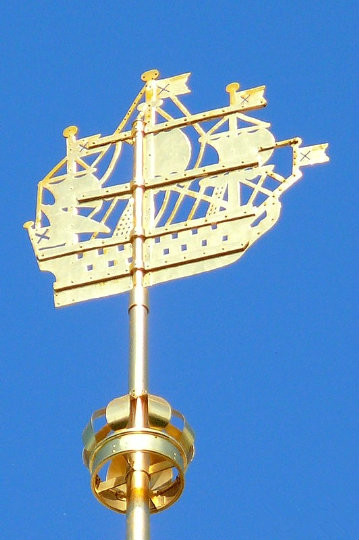 尖塔頂部的金色船形風向標