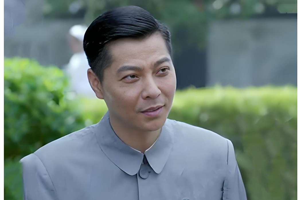 魏長青(抗戰劇《暗戰在拂曉之前》中的角色,由演員紀曉烽飾演) 魏長青(抗戰劇《暗戰在拂曉之前》中的角色,由演員紀曉烽飾演)