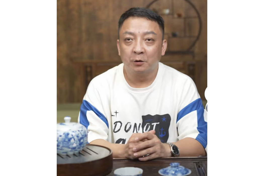 沈劍(曉劍窯陶瓷主理人,景德鎮非物質文化遺產傳承人) 沈劍(曉劍窯陶瓷主理人,景德鎮非物質文化遺產傳承人)