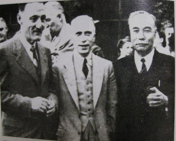 1945年 5月, 呂運亨 (右)