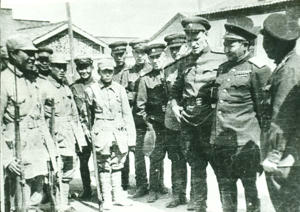 1945年參加解放中國內蒙的喬巴山（右二）