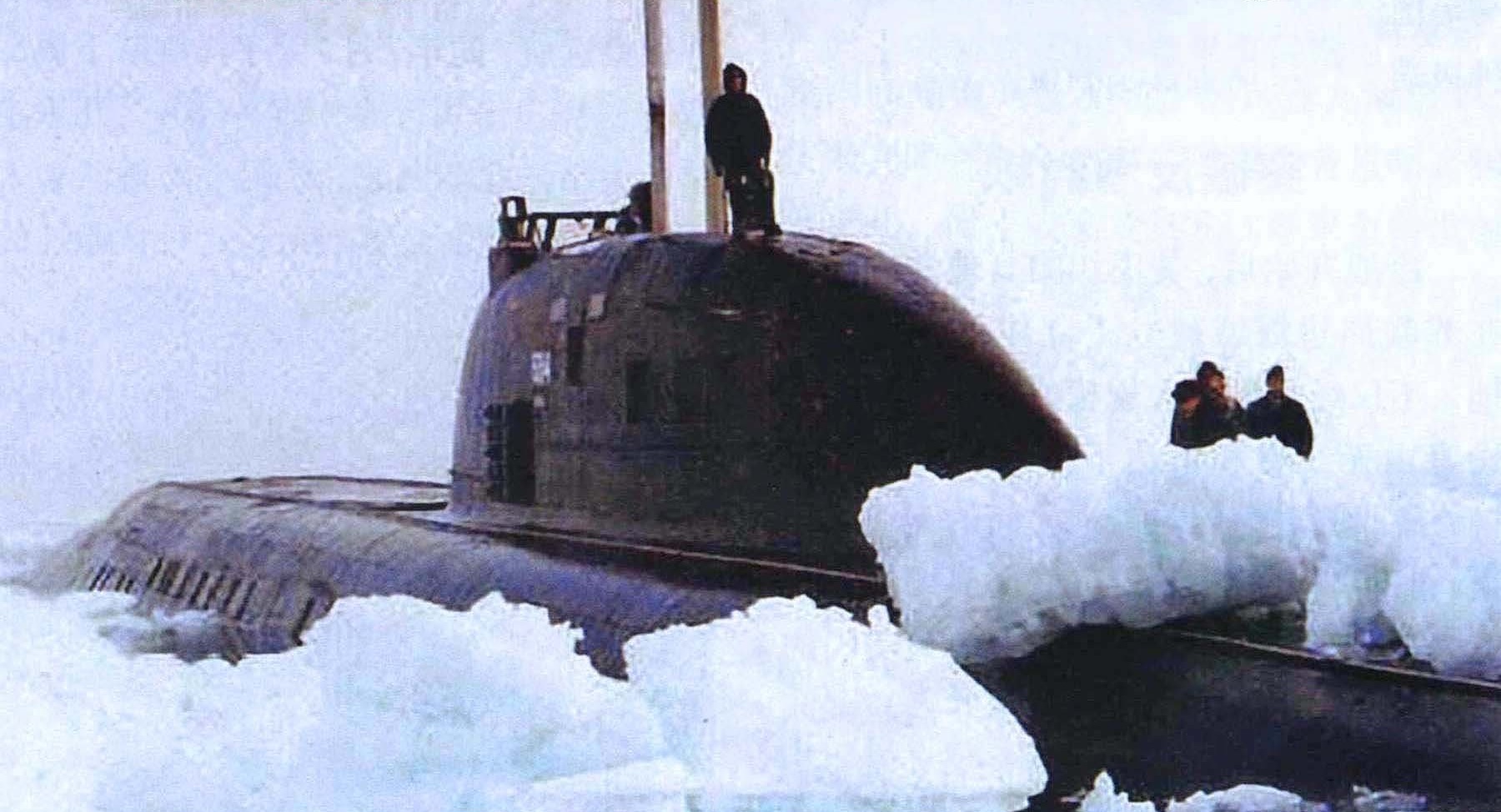 破冰浮出的671型攻擊核潛艇