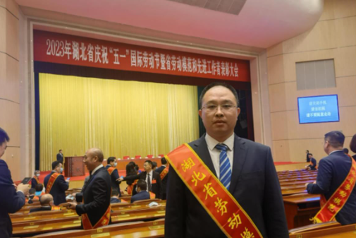張清利(湖北路橋新疆國道217線二標項目經理) 張清利(湖北路橋新疆國道217線二標項目經理)