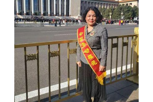 劉艷紅(中共二十大代表,石家莊市公共運輸總公司監察大隊副大隊長) 劉艷紅(中共二十大代表,石家莊市公共運輸總公司監察大隊副大隊長)
