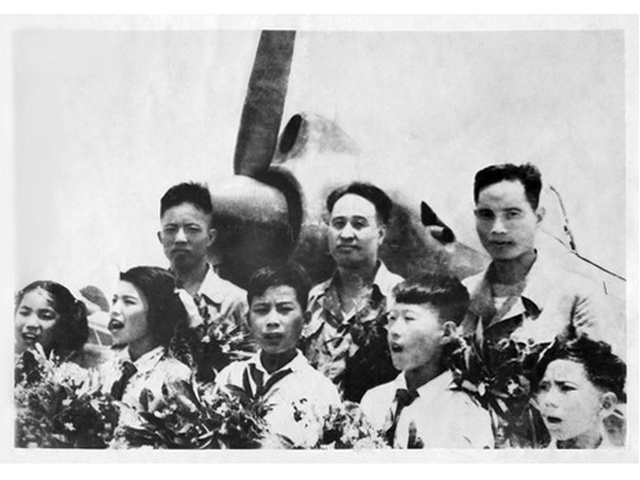 初教-5試飛員段祥祿（後左）刁家平（後右）