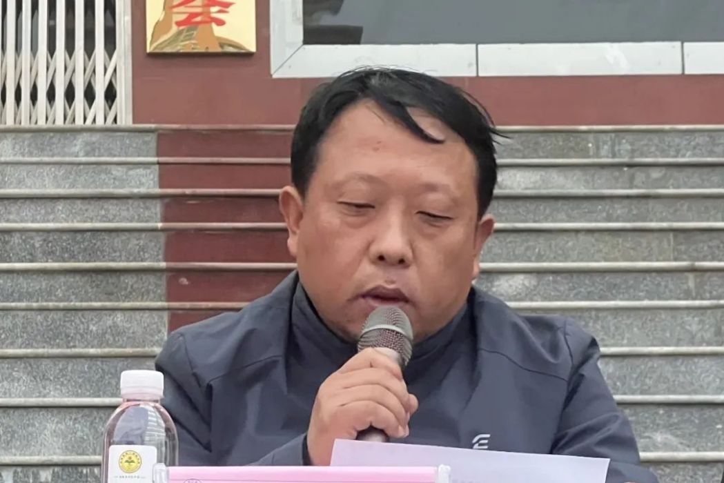 李海軍(蘄春一中政教處主任) 李海軍(蘄春一中政教處主任)