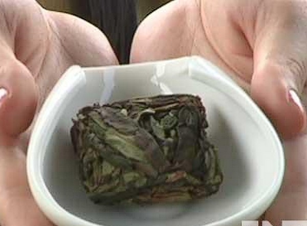 工作人員展示漳平水仙茶