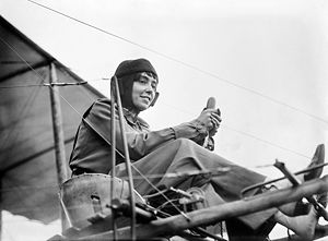 埃萊娜·迪特里厄和她的飛機，拍攝於1911年