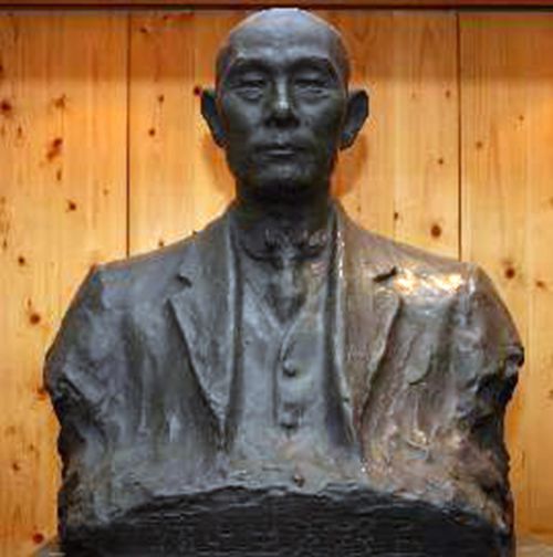 位於東京大學校史館的上野英三郎教授銅像