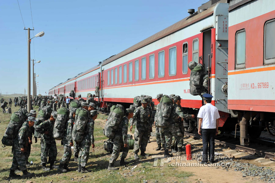 中方參演部隊在內蒙古朱日和火車站登車待發