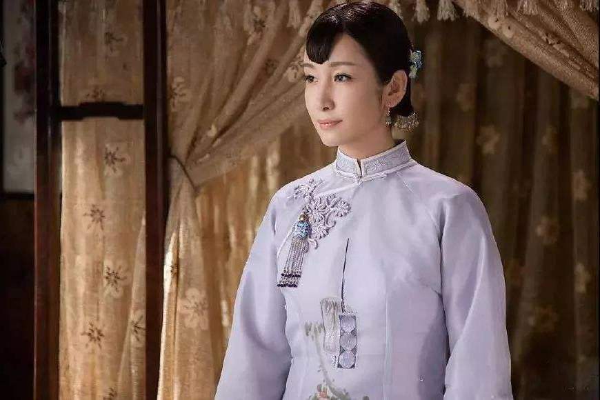 李春賢(電視劇《樓外樓》中的角色,由秦海璐飾演) 李春賢(電視劇《樓外樓》中的角色,由秦海璐飾演)