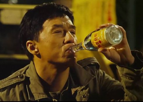 成龍在電影《新宿事件》中飲景芝白乾的鏡頭
