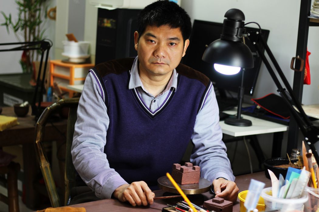 鮑飛(國家一級美術設計師(高級技師),中國高級工藝美術師,專家,中國科協“領航計畫”青年科技領軍人才) 鮑飛(國家一級美術設計師(高級技師),中國高級工藝美術師,專家,中國科協“領航計畫”青年科技領軍人才)