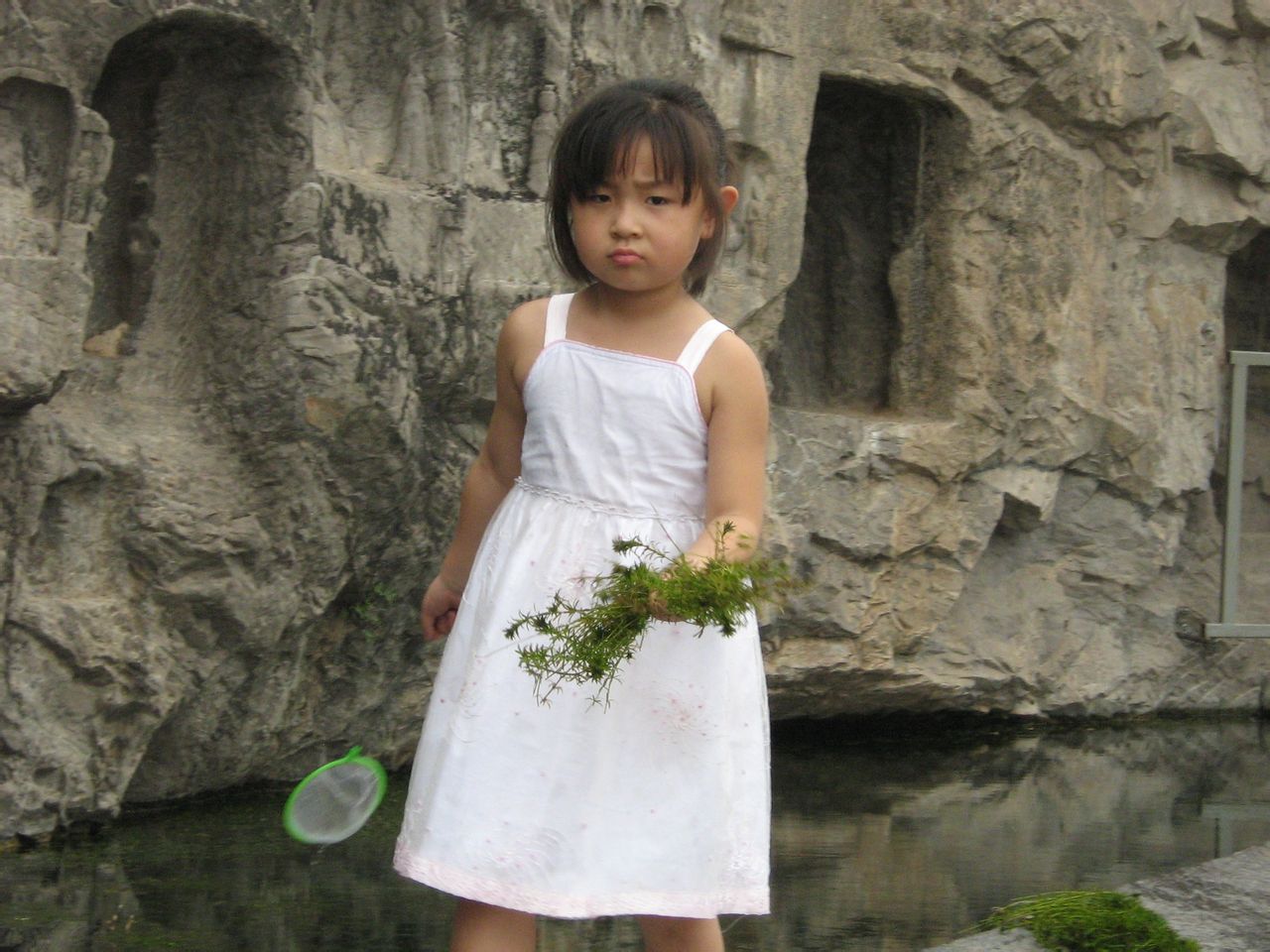 胡德桂拍攝的龍門石窟撈水草的女孩