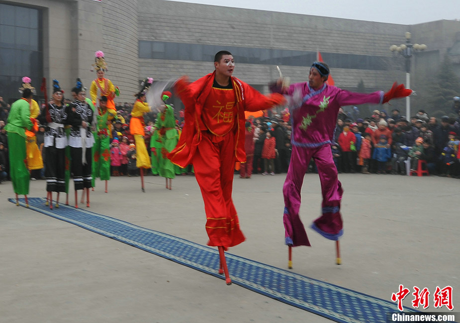 河北滄州農民豐富活動喜鬧元宵——踩高蹺