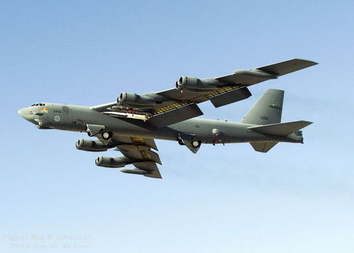 掛在B-52H機翼下的X-51A飛行器