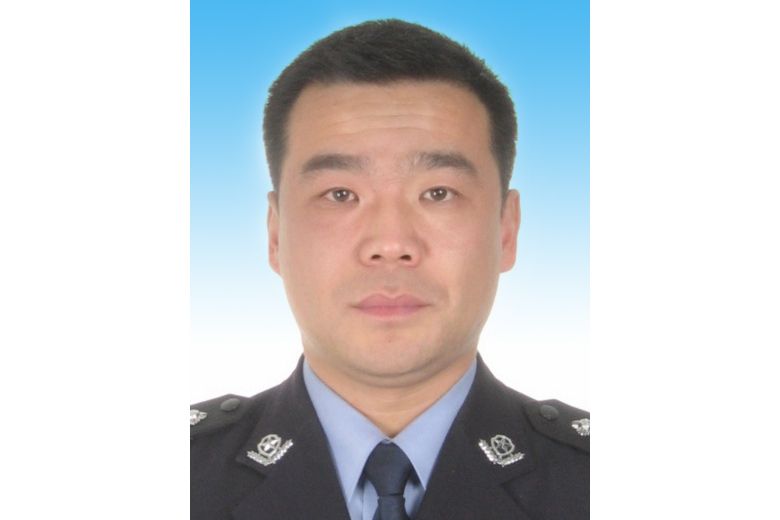 陳萬軍(山東省煙臺市市公安局萊山分局黨委委員、副局長兼任刑偵大隊大隊長) 陳萬軍(山東省煙臺市市公安局萊山分局黨委委員、副局長兼任刑偵大隊大隊長)