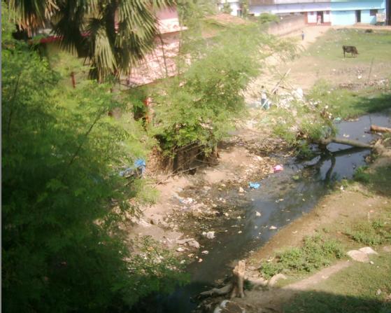 印度一處嚴重垃圾污染的溪流卻是當地的水源